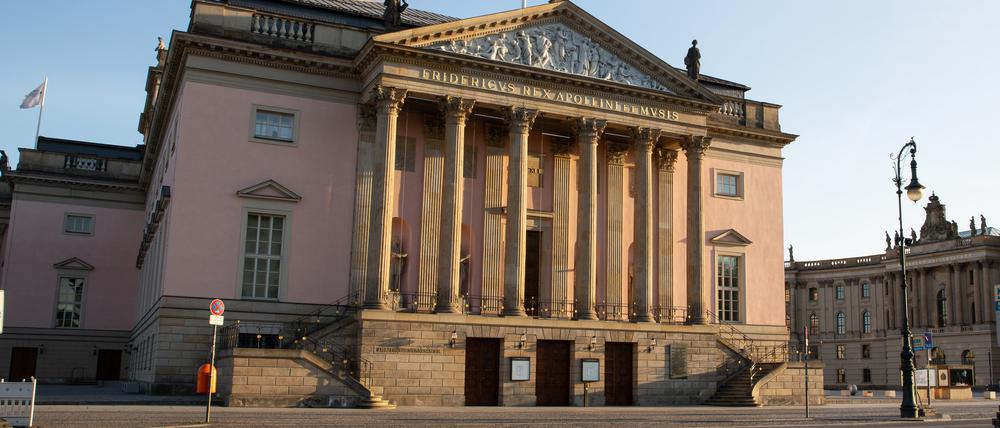 Außenansicht der Staatsoper Unter den Linden im Sonnenuntergang. Die Staatsoper Unter den Linden in Berlin will die Arbeit mit der russischen Sängerin Netrebko wieder aufnehmen.
