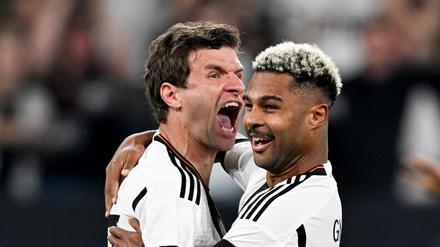 Deutschlands Thomas Müller (l) jubelt nach seinem Tor zum 1:0 mit Serge Gnabry.