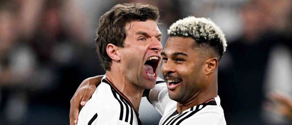 Deutschlands Thomas Müller (l) jubelt nach seinem Tor zum 1:0 mit Serge Gnabry.