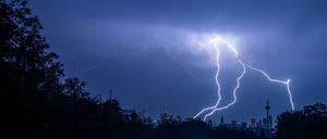 Ein Blitz am Himmel.
