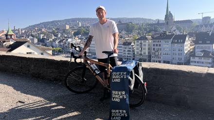 Que(e)r durchs Land: Brix Schaumburg bei einer der ersten Stationen auf seiner Radtour.