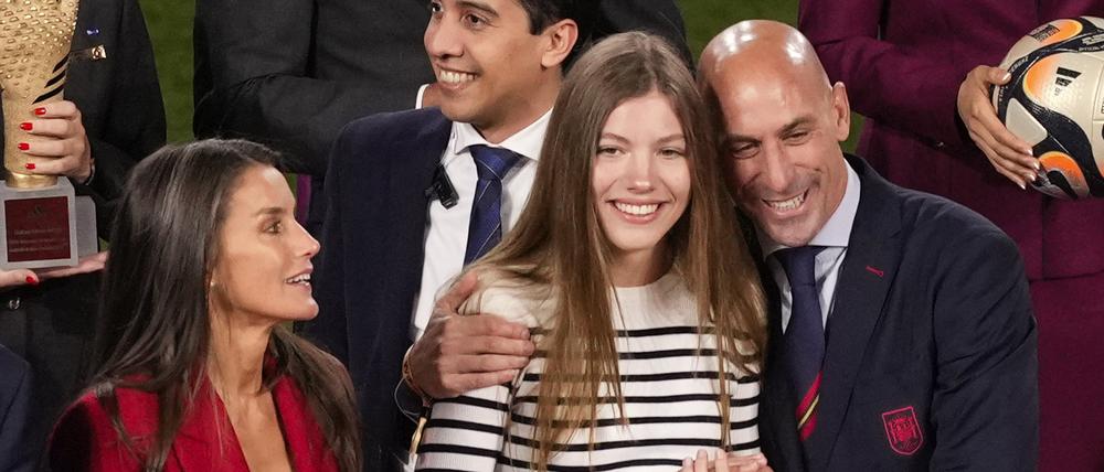 Rubiales umarmt Prinzessin Infanta Sofia, während Königin Letizia von Spanien und Fifa-Präsident Infantino nach dem WM-Sieg der Spanierinnen auf dem Podium stehen.