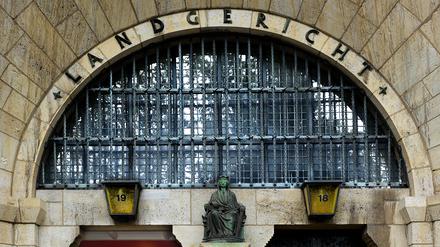Eingang des Landgerichts am Tegeler Weg,
Berlin Charlottenburg.

Foto: Mike Wolff