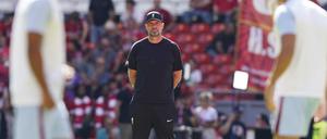 Seine Wahlheimat ist die Anfield Road. Jürgen Klopp, Trainer des FC Liverpool, schaut beim Aufwärmen zu. 