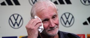 Geschafft. Mit Rudi Völler gelang der Nationalmannschaft wieder ein Sieg.