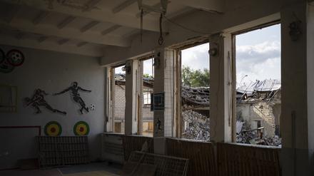 Die zerstörte Bibliothek einer Schule in Kupiansk, Ukraine.