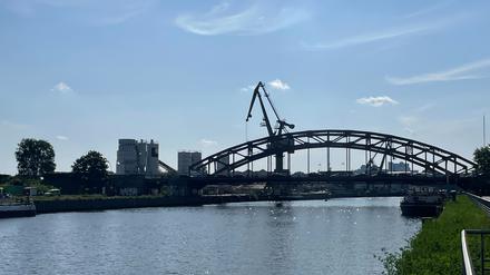 "Südhafen Berlin-Spandau Schulenburgbrücke Havel" und Foto: André Görke