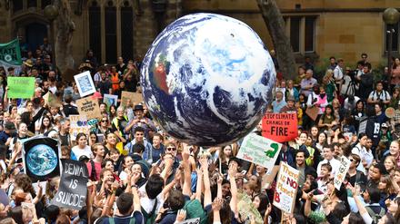 Menschen aus Sydney nehmen am weltweiten Klimaprotest „Friday for Future“ von Schülern und Studenten teil. (Symbol-/ Archivbild)