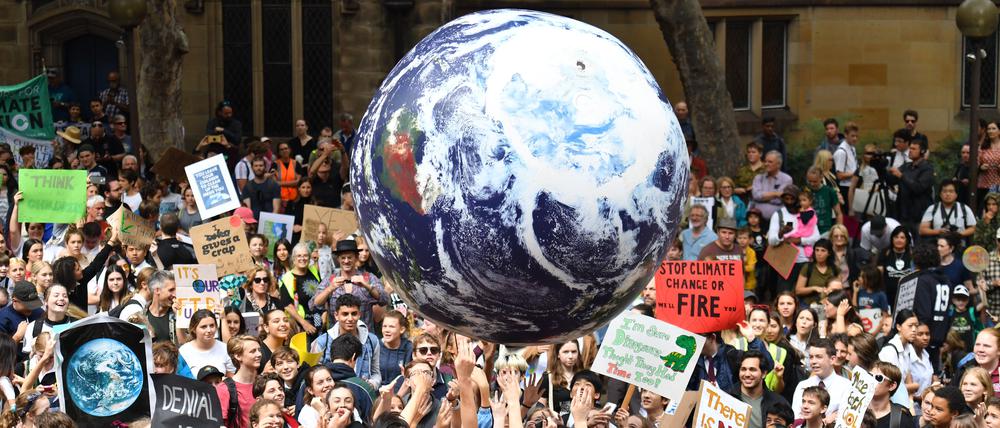 Menschen aus Sydney nehmen am weltweiten Klimaprotest „Friday for Future“ von Schülern und Studenten teil. (Symbol-/ Archivbild)