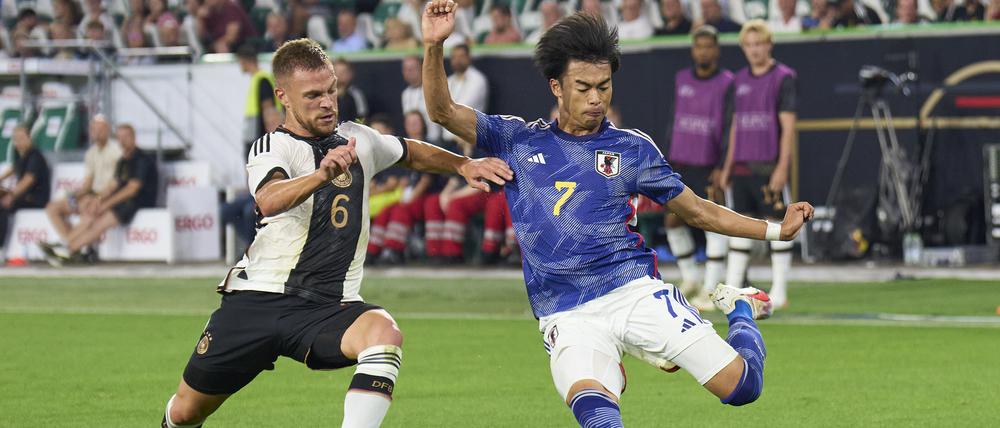 Mal eben Joshua Kimmich stehen gelassen: Kaoru Mitoma (r.).