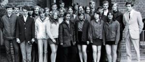 Angela Kasner (2. Reihe, Mitte, leicht verdeckt) mit ihren Schulfreunden aus der 10. Klasse der Polytechnischen Oberschule Templin/Brandenburg (Archivfoto von 1971).