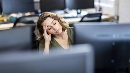 Frauen sind mit 56 Prozent etwas erschöpfter als Männer (50 Prozent). 