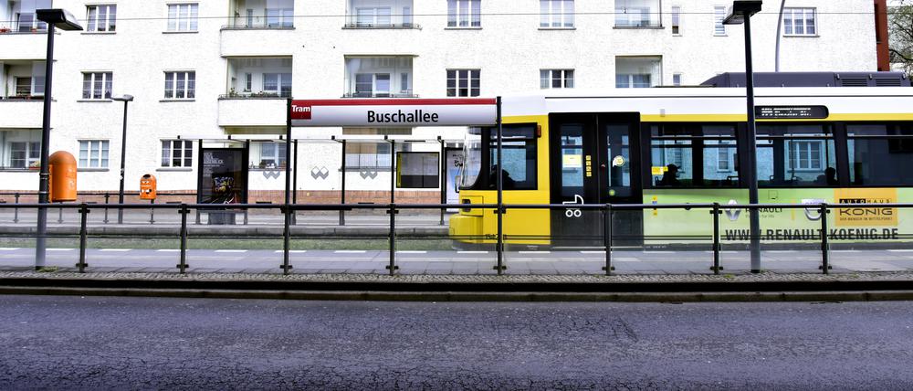 Straßenbahnhaltestelle.