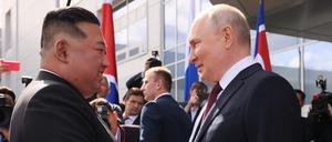 Russlands Präsident Putin begrüßt den Führer Nord-Koreas, Kim Jong Un.