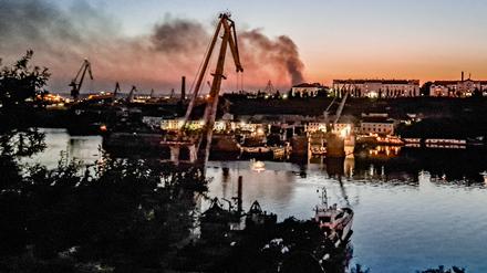 Rauchwolken von der Brandstelle der Sewastopol-Werft. Gouverneur Michail Razvozhayev berichtet über einen ukrainischen Raketenangriff auf die Stadt.