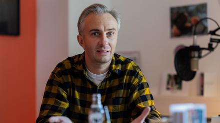 Jan Böhmermann will dem Imker verbieten, sein Konterfei und seinen Namen für den Honig zu verwenden.