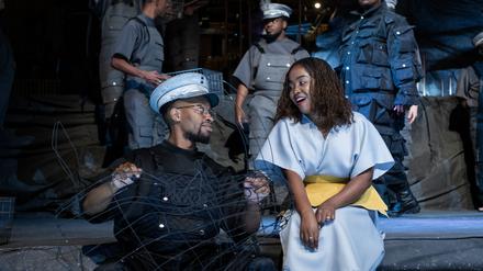 Szene in der deutschen Mission: Sakhiwe Mkosana als Hijangua und Natasha Ndjiharine deutsche Missionarstochter Maria bei der ersten Durchlaufprobe im Großen Sendesaal.