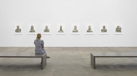 Nicht zu viel und nicht zu wenig: Eine Besucherin bei Sprüth Magers vor einer Bildsequenz von Bernd und Hilla Becher.