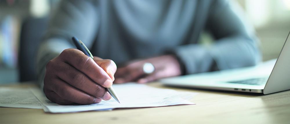 Sofern es nicht beim Notar ausgefertigt wird, muss ein Testament immer handgeschrieben sein.