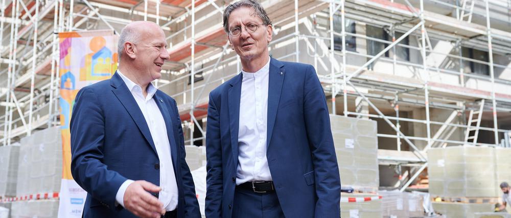 Senatschef Kai Wegner (l., CDU) und Bausenator Christian Gaebler (SPD) auf einer Baustelle eines Neubauprojekts der Degewo am Halleschen Ufer.
