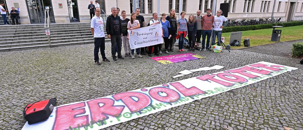 Protest: Vor dem Gericht versammelten sich Unterstützer und Aktivisten von „Stadt für alle“ - um gegen den RAW-Investor zu protestieren. 