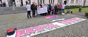 Protest: Vor dem Gericht versammelten sich Unterstützer und Aktivisten von „Stadt für alle“ - um gegen den RAW-Investor zu protestieren. 