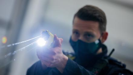 Ein Polizeibeamter demonstriert einen Schuss mit einem Taser. (Archivbild)