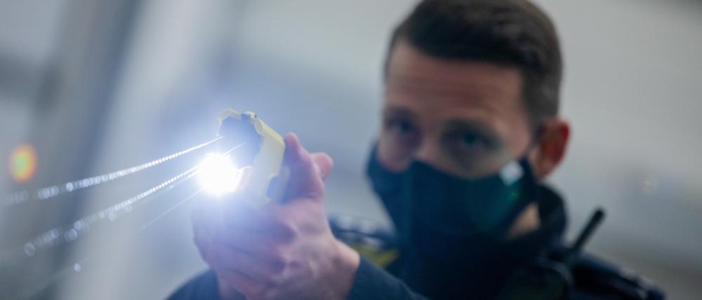 Ein Polizeibeamter demonstriert einen Schuss mit einem Taser. (Archivbild)