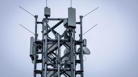 Mobilfunkantennen hängen an einem Funkmast. Die Bundesnetzagentur will auf eine milliardenschwere Mobilfunk-Auktion verzichten. 