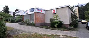 Die alte Apotheke neben dem Kaufland in der Waldstadt soll Ende 2024 für einen viergeschossigem Neubau abgerissen werden.