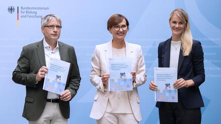 Sven Giegold (links), Staatssekretär im Bundesministerium für Wirtschaft und Klimaschutz, Bundesforschungsministerin Bettina Stark-Watzinger (mittig) und Zarah Bruhn (rechts), Beauftragte für Soziale Innovationen im BMBF bei Vorstellung der Strategie am Mittwoch. 