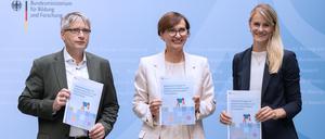 Sven Giegold (links), Staatssekretär im Bundesministerium für Wirtschaft und Klimaschutz, Bundesforschungsministerin Bettina Stark-Watzinger (mittig) und Zarah Bruhn (rechts), Beauftragte für Soziale Innovationen im BMBF bei Vorstellung der Strategie am Mittwoch. 