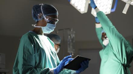 In einem Krankenhaus wird eine Operation vorbereitet. 