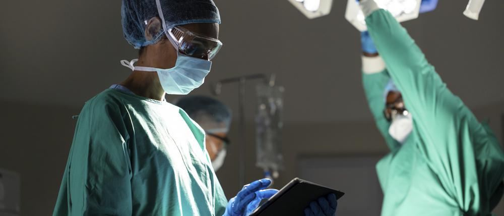 In einem Krankenhaus wird eine Operation vorbereitet.