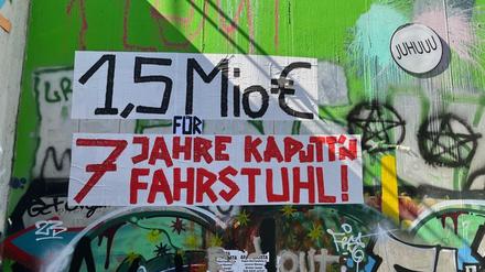 Dieser Schriftzug prangt seit kurzem neben dem defekten Fahrstuhl an der Kindl-Treppe. 
