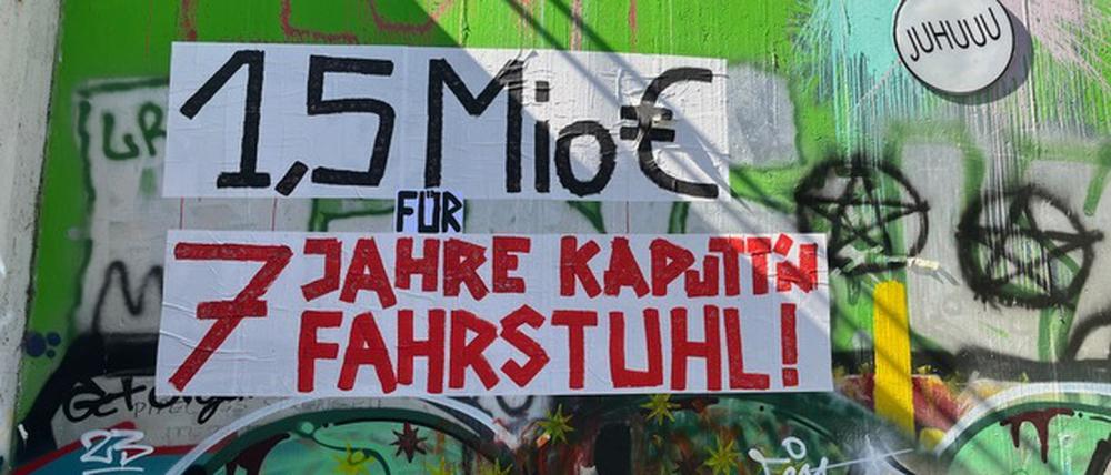Dieser Schriftzug prangt seit kurzem neben dem defekten Fahrstuhl an der Kindl-Treppe. 