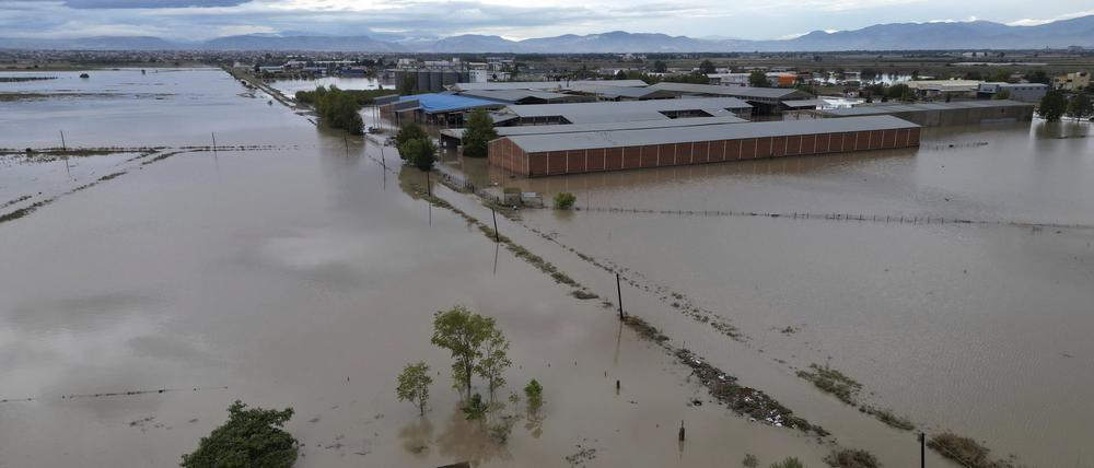 Hochwasser und Schlamm bedecken das Land nach dem Rekordregen in der Region Thessalien.