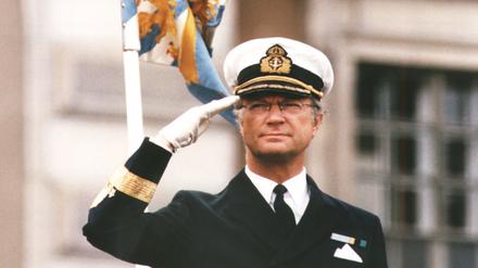 Der schwedische König Carl XVI. Gustaf grüßt 1996 vom Balkon des königlichen Palastes. K