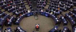 Ursula von der Leyen (vorne,M), Präsidentin der Europäischen Kommission, hält im Europäischen Parlament eine Rede über den Stand der Europäischen Union und ihre Pläne und Strategien für die Zukunft.