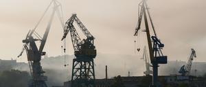 Rauch liegt über dem Hafen von Sewastopol.