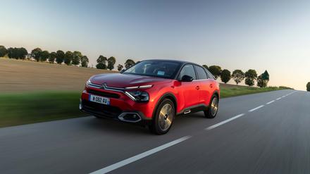 Beim vollelektrischen e-4C vergrößert sich durch die stärkere Batterie die Reichweite auf 420 Kilometer.