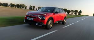Beim vollelektrischen e-4C vergrößert sich durch die stärkere Batterie die Reichweite auf 420 Kilometer.