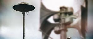 FOTOMONTAGE, Sirenen auf einem Dach, Symbolfoto bundesweiter Warntag *** PHOTOMONTAGE, sirens on a roof, symbol photo nationwide warning day