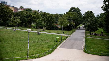 Menschen gehen und radeln durch den Görlitzer Park.