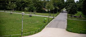 Menschen gehen und radeln durch den Görlitzer Park.