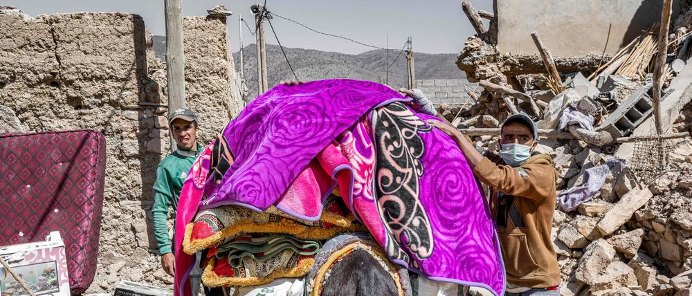 Überlebende eines Dorfes bei Amizmiz im Landesinnern von Marokko.