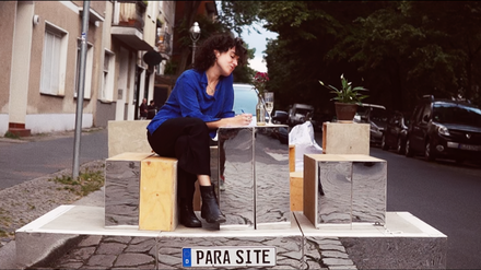 Ein Parkplatz wird zum Zimmer mit ausklappbaren Möbeln.