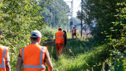Nach einem mutmaßlichen Brandanschlag mussten Bahnreisende mit Einschränkungen auf der Bahnstrecke zwischen Hamburg und Berlin rechnen.