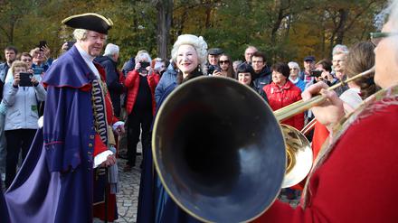 Hubertusfest im Jagdschloss Stern

 Jagdschloss Stern "Zu Tisch! Eine königliche Jagdtafel im Jagdtschloss Stern"  König Friedrich Wilhelm I. zu Gast, und die Brandenburgischen Parforcehornbläser   Foto: Manfred Thomas