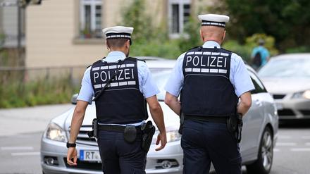 Zwei Polizisten auf einer Straße.